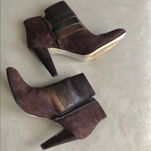 Ann Klein chic brown suede leather ankle boots EUC